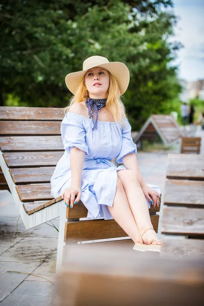 Blond Blå Klänning Och Vacker Hatt Poserar Bänk Stadspark — Stockfoto