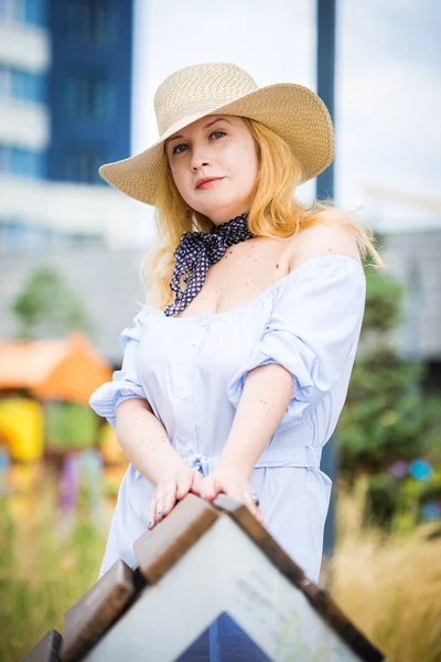 Rubia Vestido Azul Hermoso Sombrero Posando Banco Parque Ciudad —  Fotos de Stock
