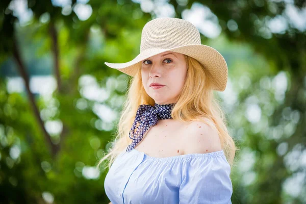 Блондинка Синій Сукні Красивий Капелюх Позує Лавці Міському Парку — стокове фото