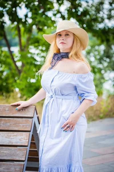 Loira Vestido Azul Belo Chapéu Posando Banco Parque Cidade — Fotografia de Stock