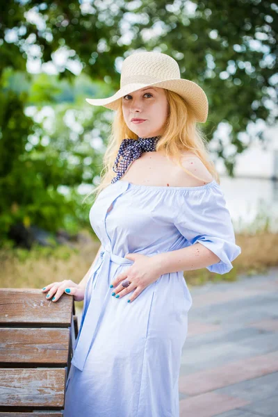 Loira Vestido Azul Belo Chapéu Posando Banco Parque Cidade — Fotografia de Stock