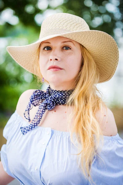 Blonde Blue Dress Beautiful Hat Posing Bench City Park — Stock Photo, Image