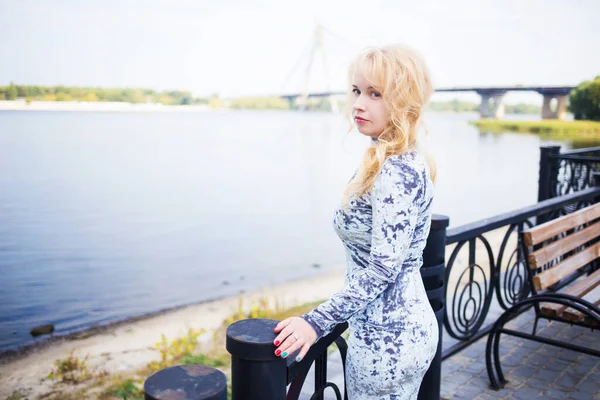 Блондинка Синем Платье Позирующая Реки Городском Парке — стоковое фото