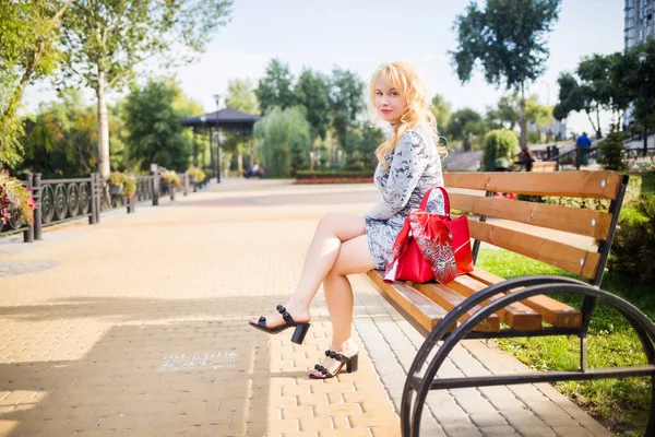 Блондинка Синем Платье Позирует Скамейке Городском Парке — стоковое фото