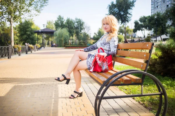 Loira Vestido Azul Posando Banco Parque Cidade — Fotografia de Stock