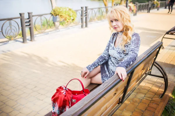 Блондинка Синем Платье Позирующая Реки Городском Парке — стоковое фото
