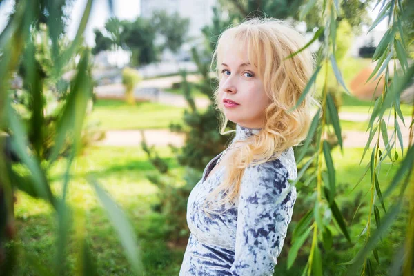 Rubia Vestido Azul Posando Cerca Del Árbol Parque Urbano — Foto de Stock