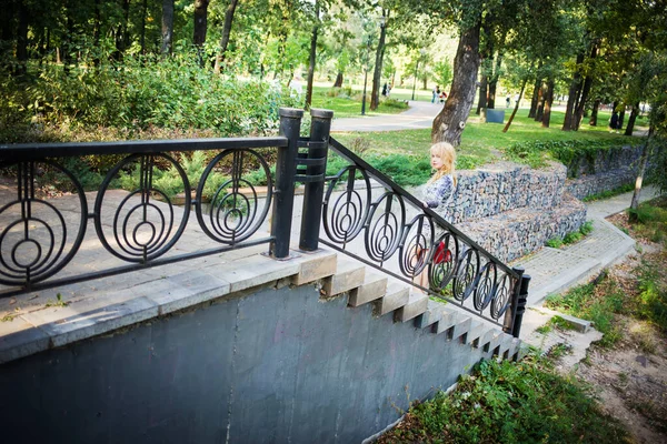 Blondine Blauem Kleid Posiert Nahe Der Treppe Einem Stadtpark — Stockfoto