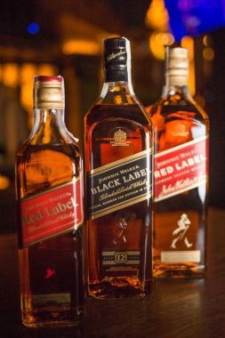Kyiv, UKRAINE 13 Kasım 2020 Johnnie Walker viski şişesi. Johnnie Walker, yıllık 130 milyondan fazla satışıyla dünyanın en yaygın karışık viskisidir.