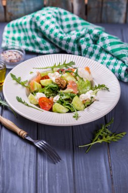 Kırmızı domatesli taze somon salatası, yumuşak peynir, salatalık, fındık ve roka