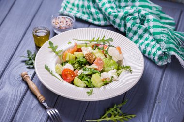 Kırmızı domatesli taze somon salatası, yumuşak peynir, salatalık, fındık ve roka