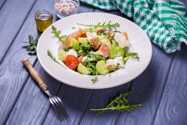 Kırmızı domatesli taze somon salatası, yumuşak peynir, salatalık, fındık ve roka