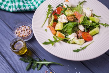 Kırmızı domatesli taze somon salatası, yumuşak peynir, salatalık, fındık ve roka