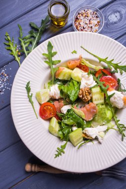 Kırmızı domatesli taze somon salatası, yumuşak peynir, salatalık, fındık ve roka