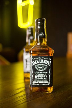 Kyiv, Ukrayna... 27 Aralık 2020. Bir şişe Jack Daniels 'ın fotoğrafı. Bu dünyadaki en çok satan Amerikan viskisi..