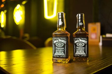 Kyiv, Ukrayna... 27 Aralık 2020. Bir şişe Jack Daniels 'ın fotoğrafı. Bu dünyadaki en çok satan Amerikan viskisi..