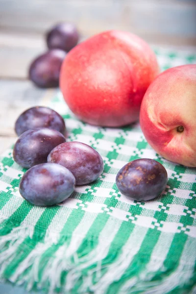 Nectarins and plums — Stock Photo, Image