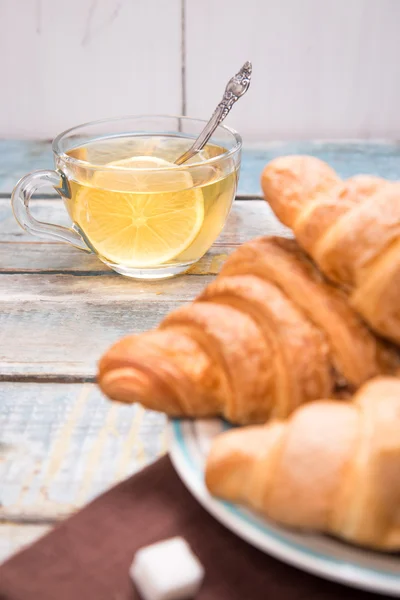 Croissant with tea — Stock Photo, Image