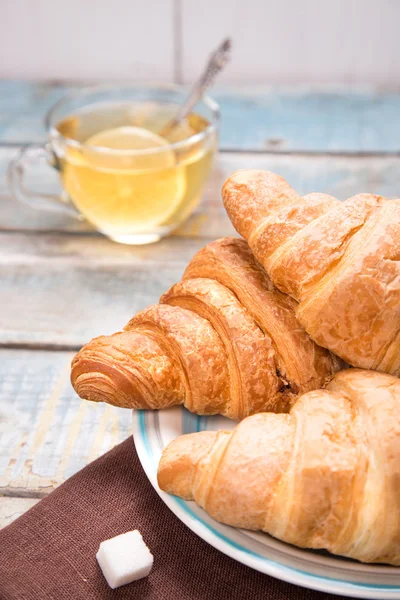 Croissant con té — Foto de Stock