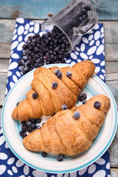 Croissant with berry — Stock Photo, Image