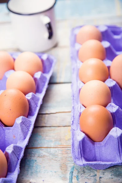 Huevos en recipiente — Foto de Stock