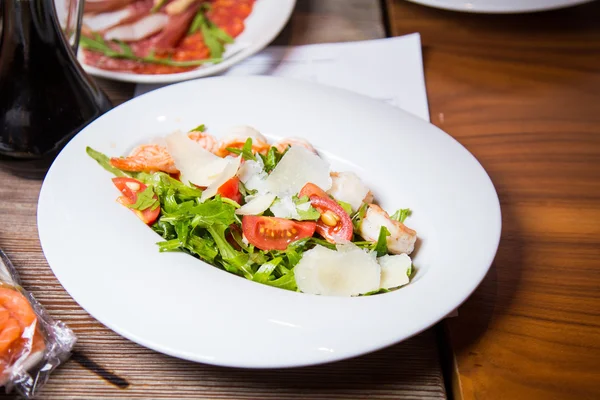 Salad with shrimps — Stock Photo, Image