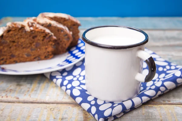 Cake with milk — Stock Photo, Image