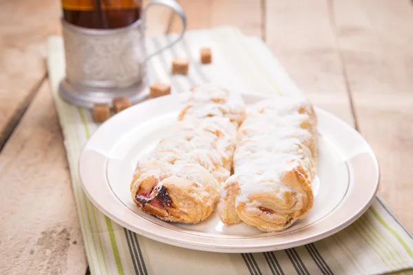 Cake with tea — Stock Photo, Image