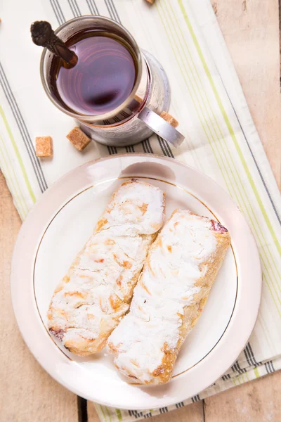 Kuchen mit Tee — Stockfoto