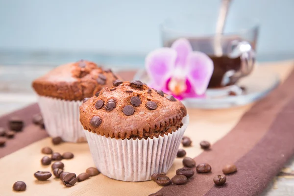 Muffin und Orchidee — Stockfoto