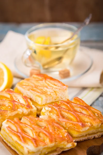 Zitronenkuchen mit Tee — Stockfoto