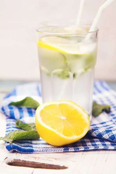 Water met citroen — Stockfoto