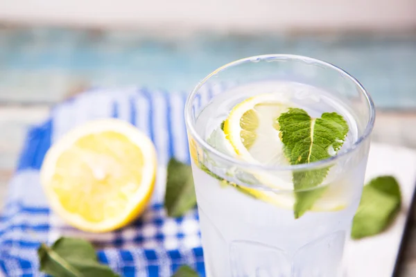 Water met citroen — Stockfoto