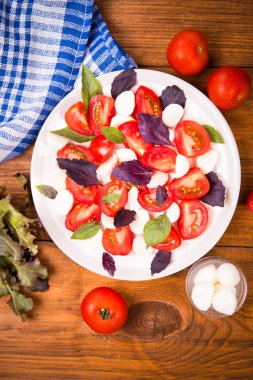 Caprese salatası