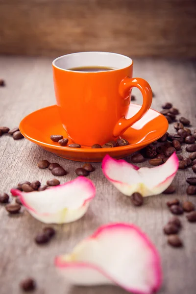 Cup with petals — Stock Photo, Image