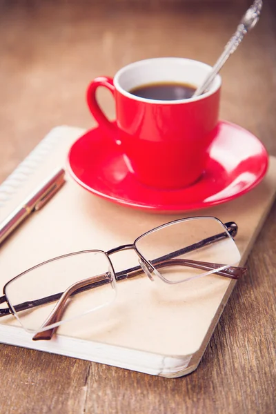 Taza con cuaderno —  Fotos de Stock