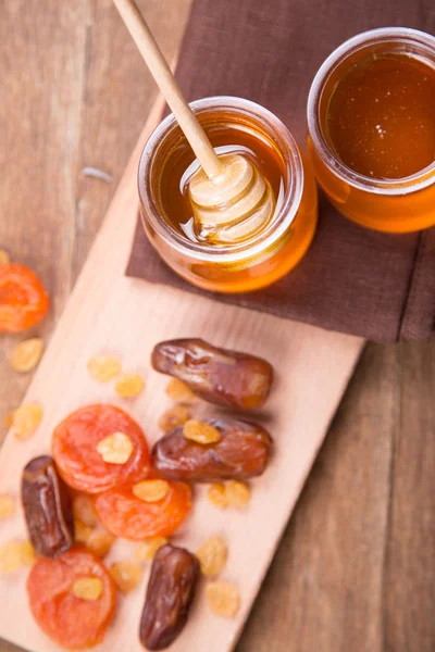 Honig mit trockenen Früchten — Stockfoto