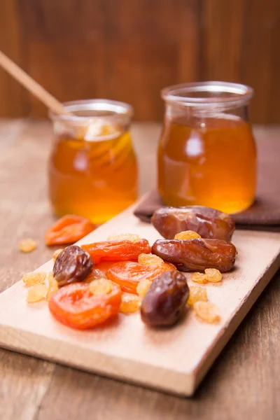 Honing met droge vruchten — Stockfoto