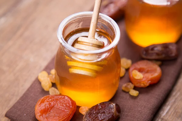 Honig mit trockenen Früchten lizenzfreie Stockfotos