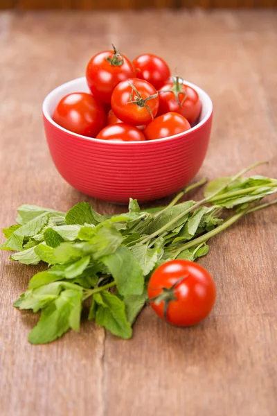 Pomidory z miętą — Zdjęcie stockowe