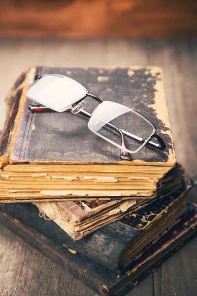 Glasses on the book — Stock Photo, Image