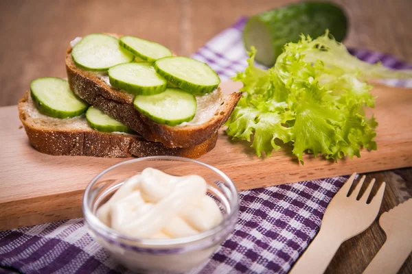 Bröd med gurka — Stockfoto