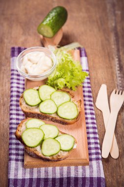 Salatalık ile ekmek