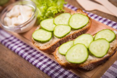 Salatalık ile ekmek