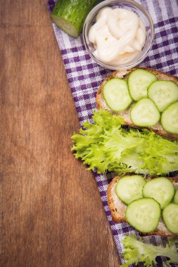 Salatalık ile ekmek