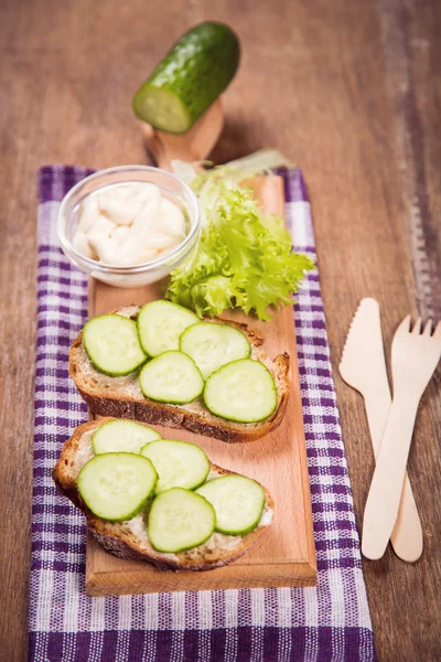 Salatalık ile ekmek