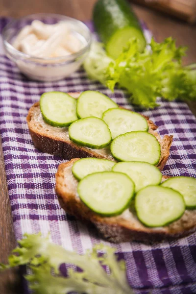 Bread with cucumber — Stock Photo, Image