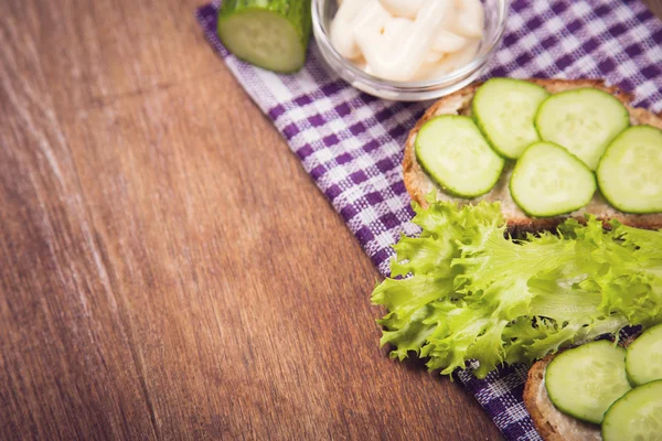 Salatalık ile ekmek