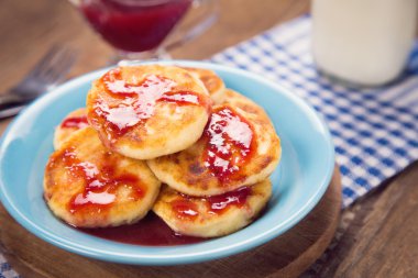 Peynirli krep tatlı sos ile