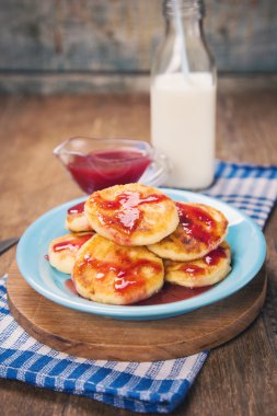 Peynirli krep tatlı sos ile